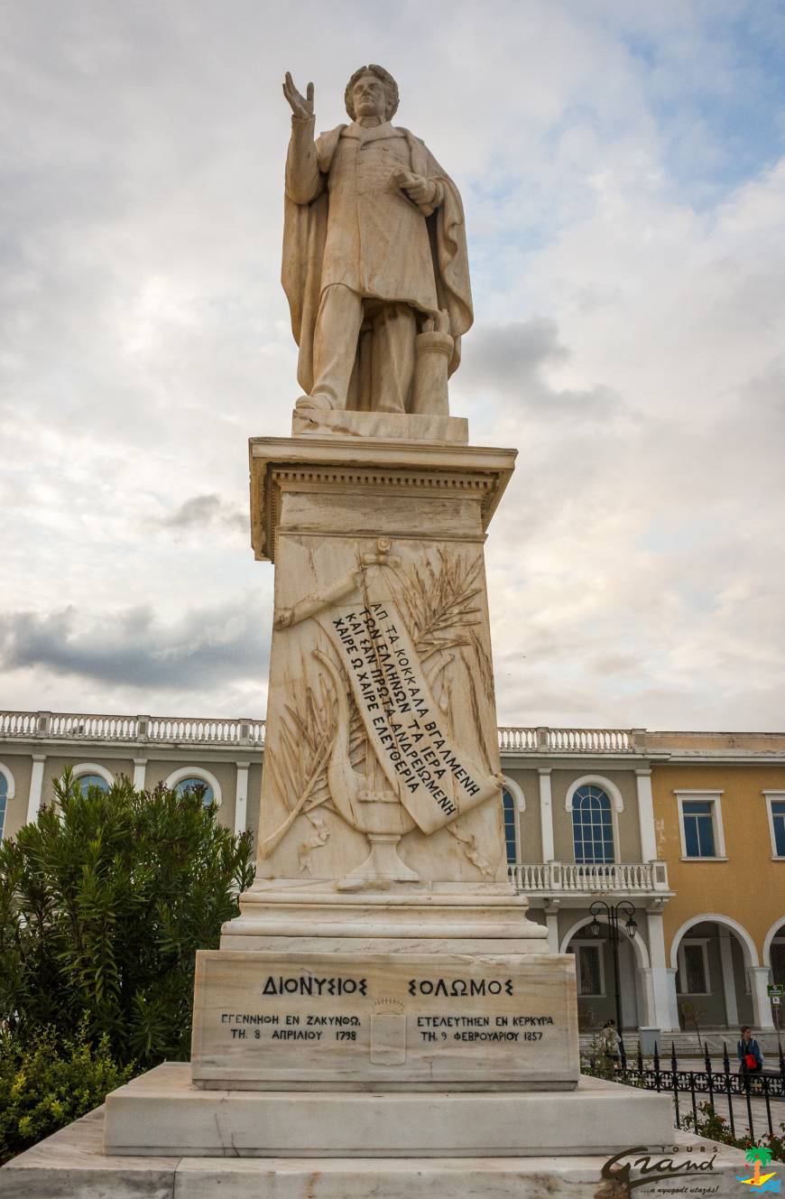 Dionysios Solomos szobra